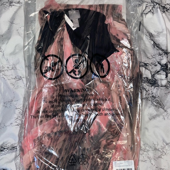 ASOS DESIGN New Drape Front Midi Dress in Abstract Pink & Black Print - US4 - Picture 3 of 4